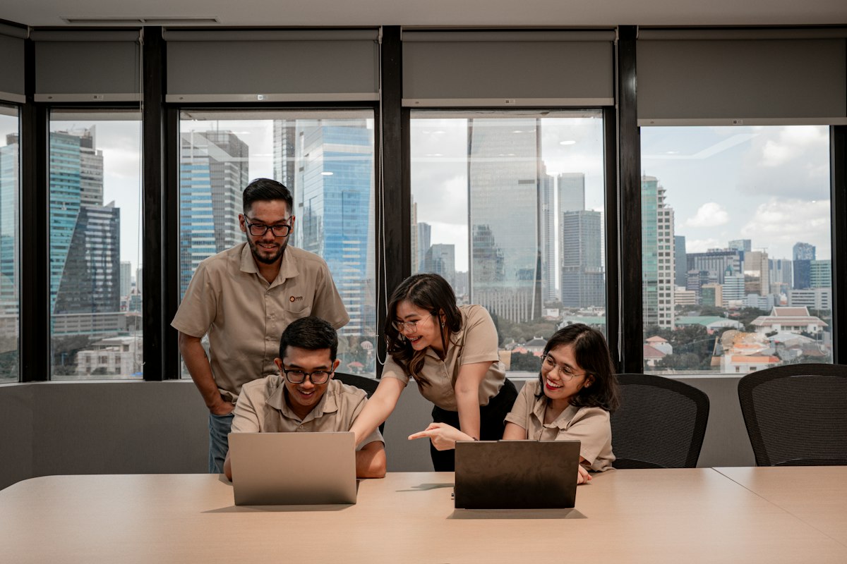 Profissionais colaborando em uma reunião de trabalho