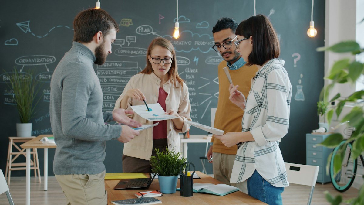 Profissionais colaborando em uma reunião de trabalho